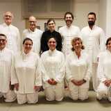Tutti indossano il bianco �Yifu�, la classica uniforme tradizionale cinese che si usa anche nella vita quotidiana. Quella di Eliana � per� nera e con dei bordini rossi